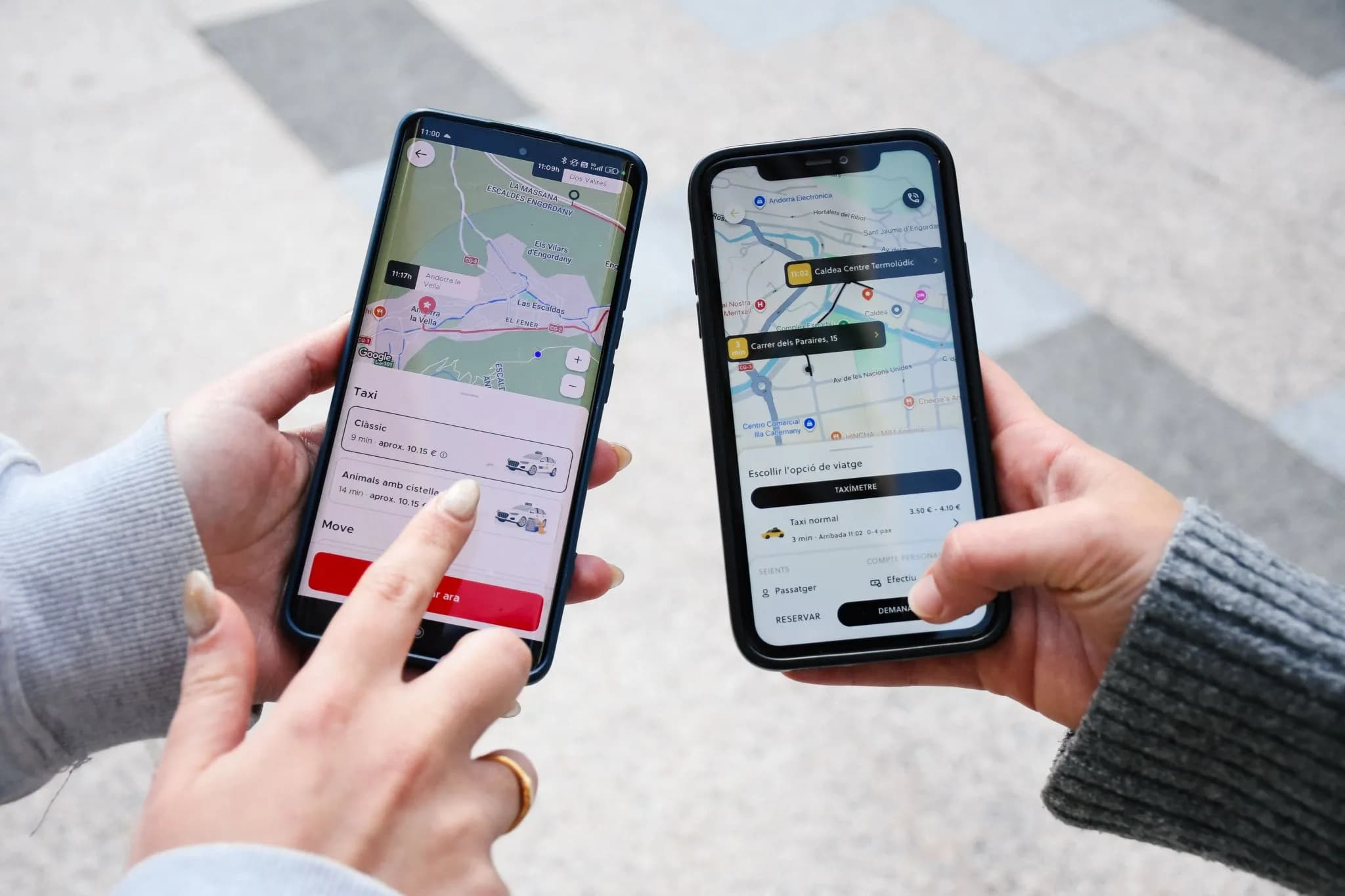 Dues persones sostenen smartphones que mostren aplicacions per demanar taxi. Les pantalles mostren mapes amb rutes i opcions per a diferents serveis de taxi, incloent temps d'arribada estimats i tarifes.