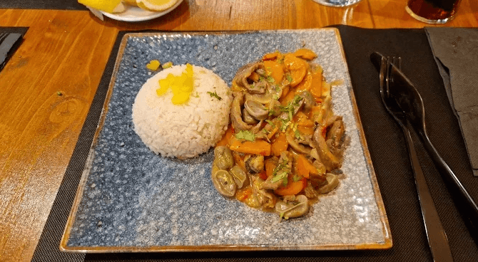 Plato del restaurante de Andorra Autentic Llatí con arroz y carne y verduras al lado