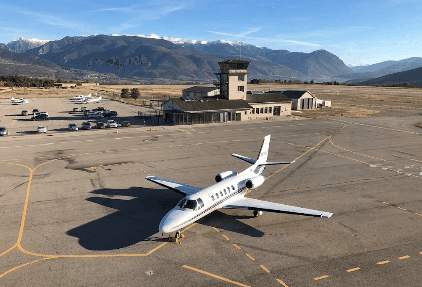 Avion en un aeropuerto idealmente el de la seu d'urgell y Andorra