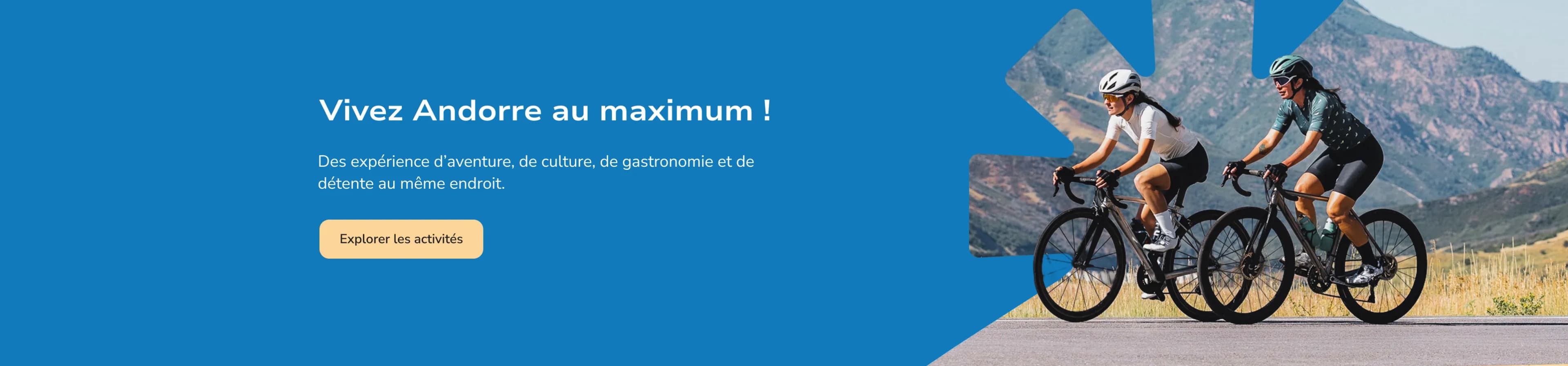 Deux cyclistes roulent sur une route goudronnée avec des montagnes et des collines sèches en arrière-plan. La partie gauche de l'image présente un calque bleu avec du texte promotionnel.