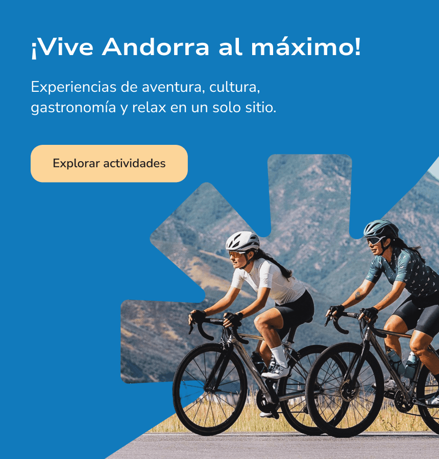 Dos mujeres ciclistas pedalean por una carretera montañosa bajo un cielo azul. La imagen promociona experiencias de aventura en Andorra.