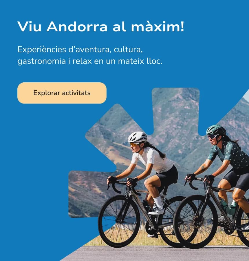 Dues dones amb equipament de ciclisme van en bicicleta per una carretera, amb muntanyes al fons. La imatge inclou text que promociona Andorra com a destinació d'aventura, cultura, gastronomia i relax, amb un botó per explorar activitats.