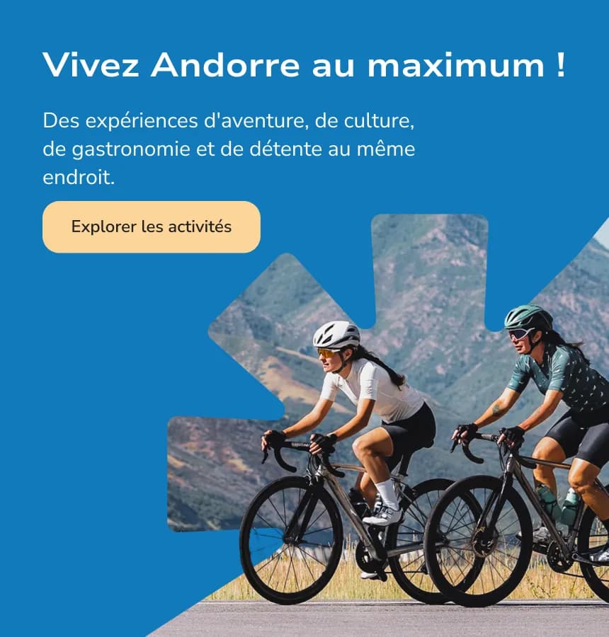 Deux femmes en tenue de cyclisme font du vélo sur une route avec des montagnes en arrière-plan. L'image présente un calque bleu avec du texte promotionnel sur la découverte d'Andorre.