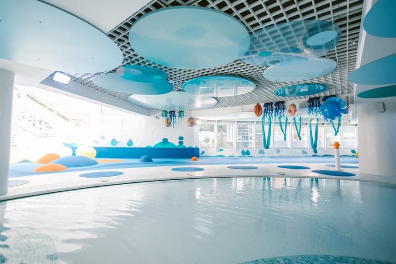 Parque infantil dentro del Centro termoludico de Caldea con circucito infantil