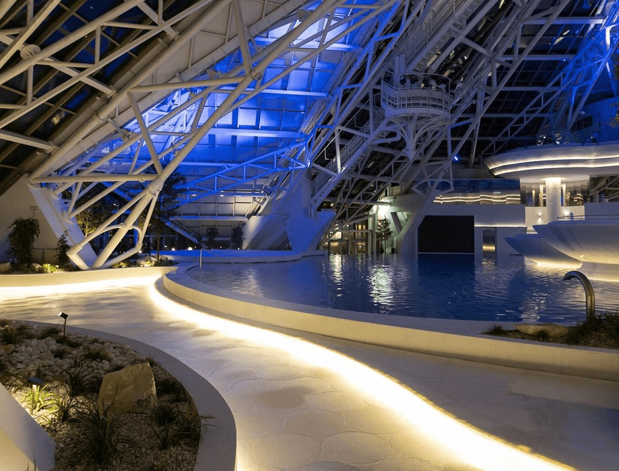 Caldea de noche con diferentes luces led tenues con un ambiente bastante romantico