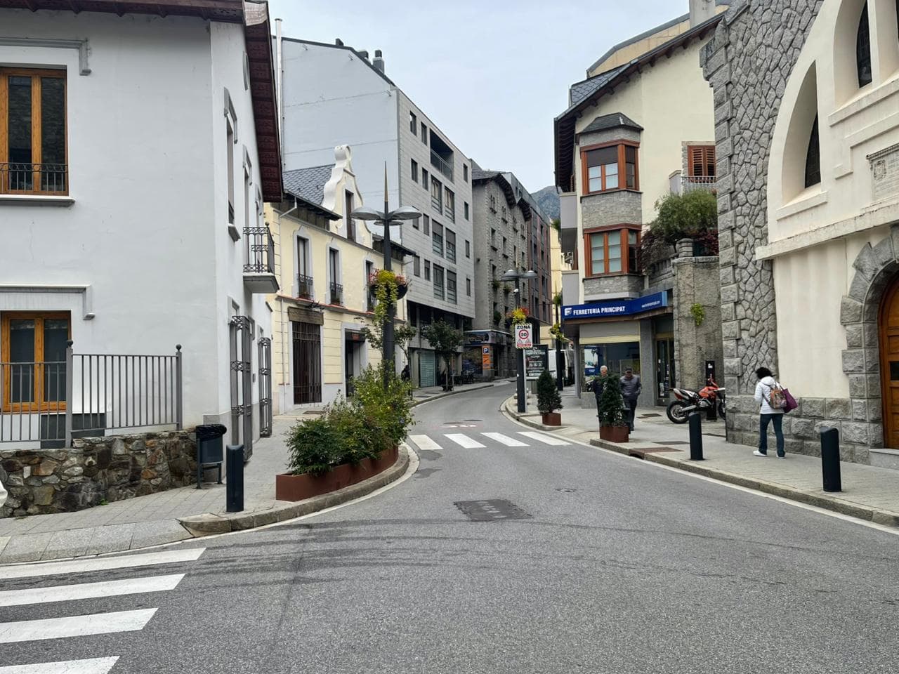 Calle de la iglesia de Sant Romà de Sant Julia de Loria