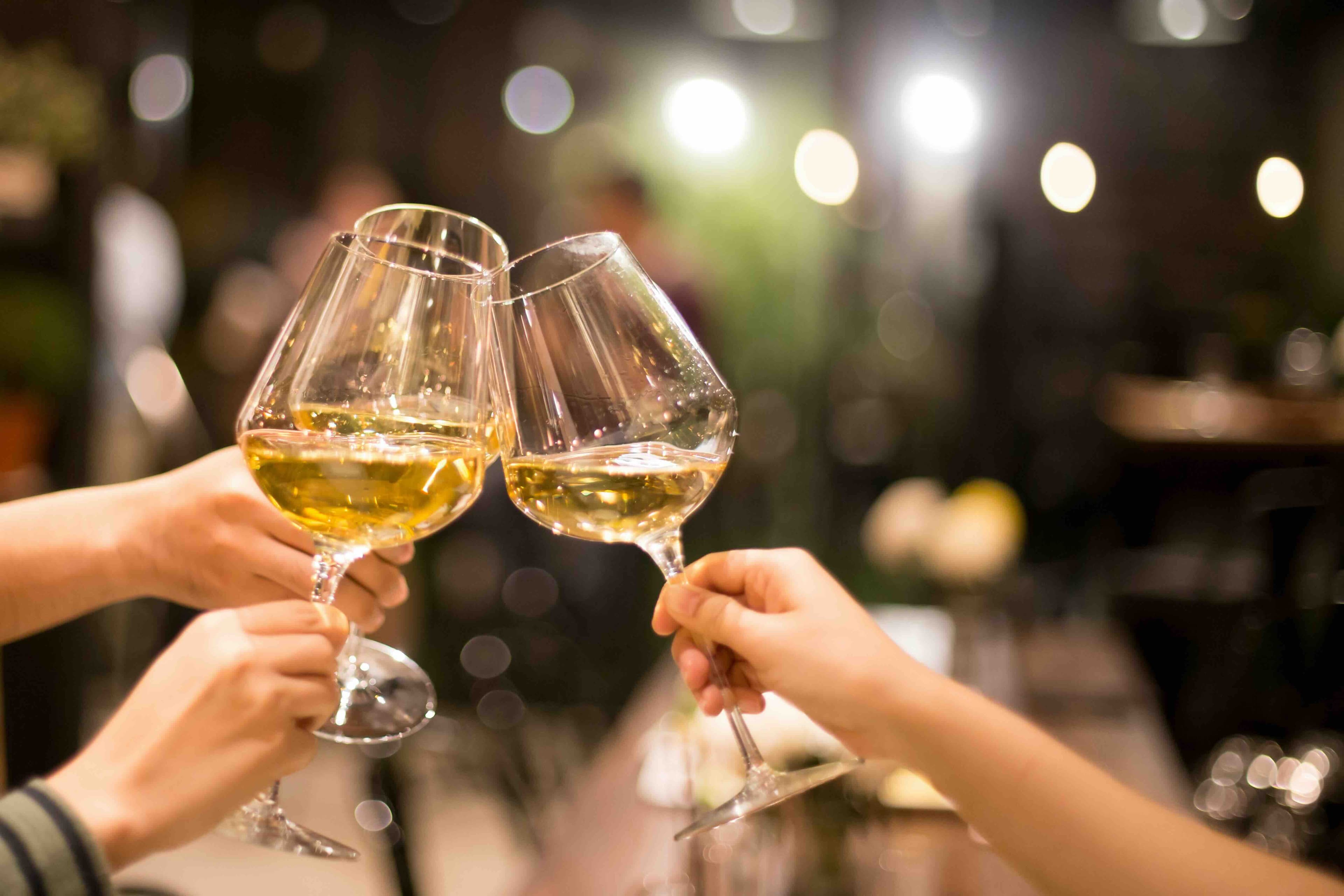 Cena con vino Andorra la Vella Escaldes Engordany brindis de 3 copas de vino blanco