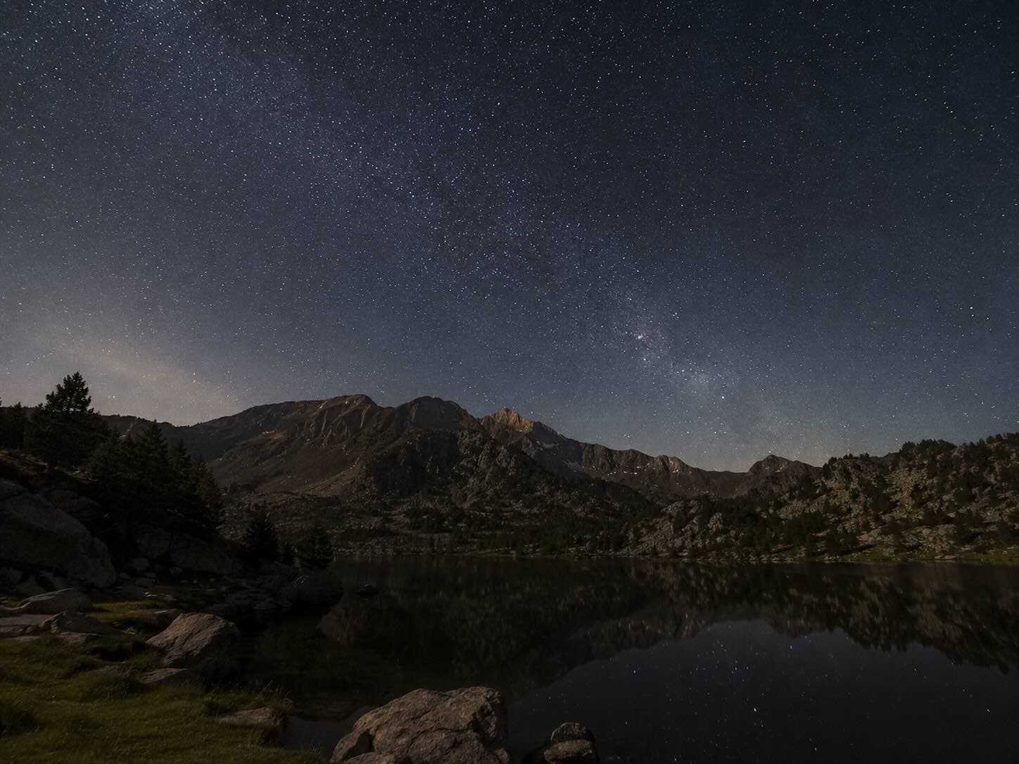 Cielo estrellado desde las montañas fase lunar montaña Andorra