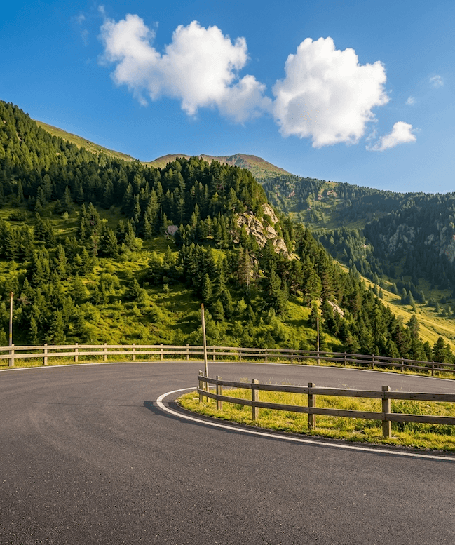 Carretera dels cortals d'Encamp en verano Andorra