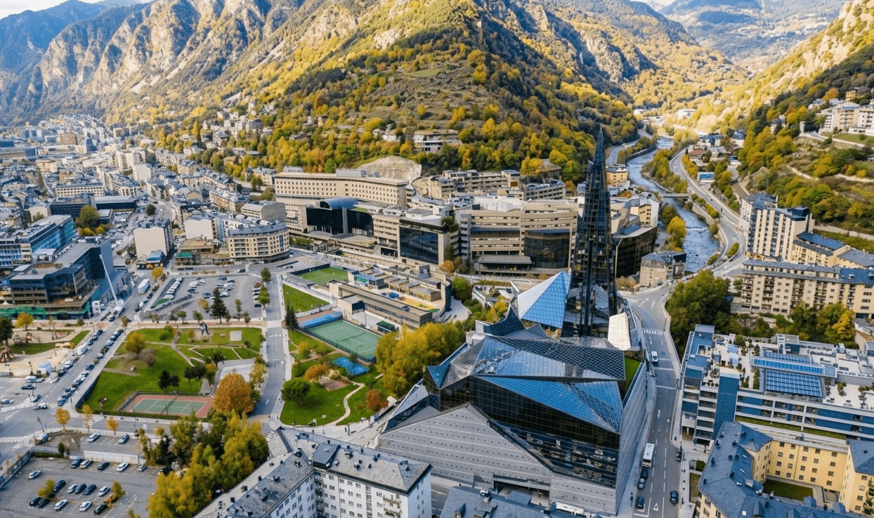 Imagen de Escaldes Engordany i Andorra la Vella Centro desde arriba con vista aerea.