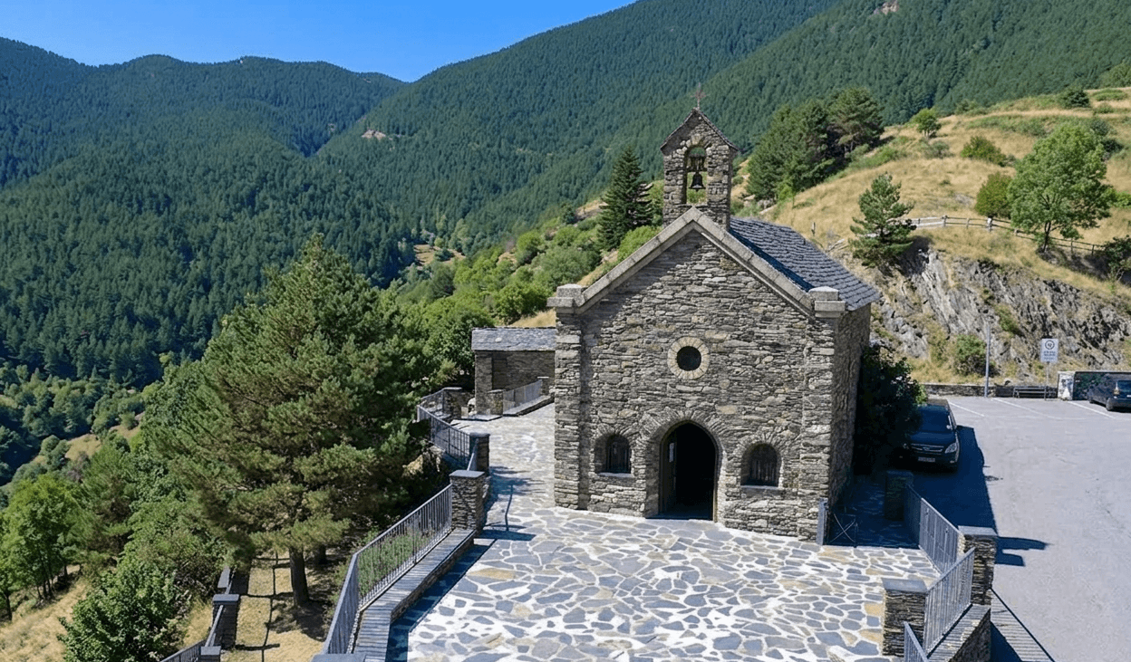 Iglesia de nagol de sant julia de loria iglesia romanica en el el pico de una montaña