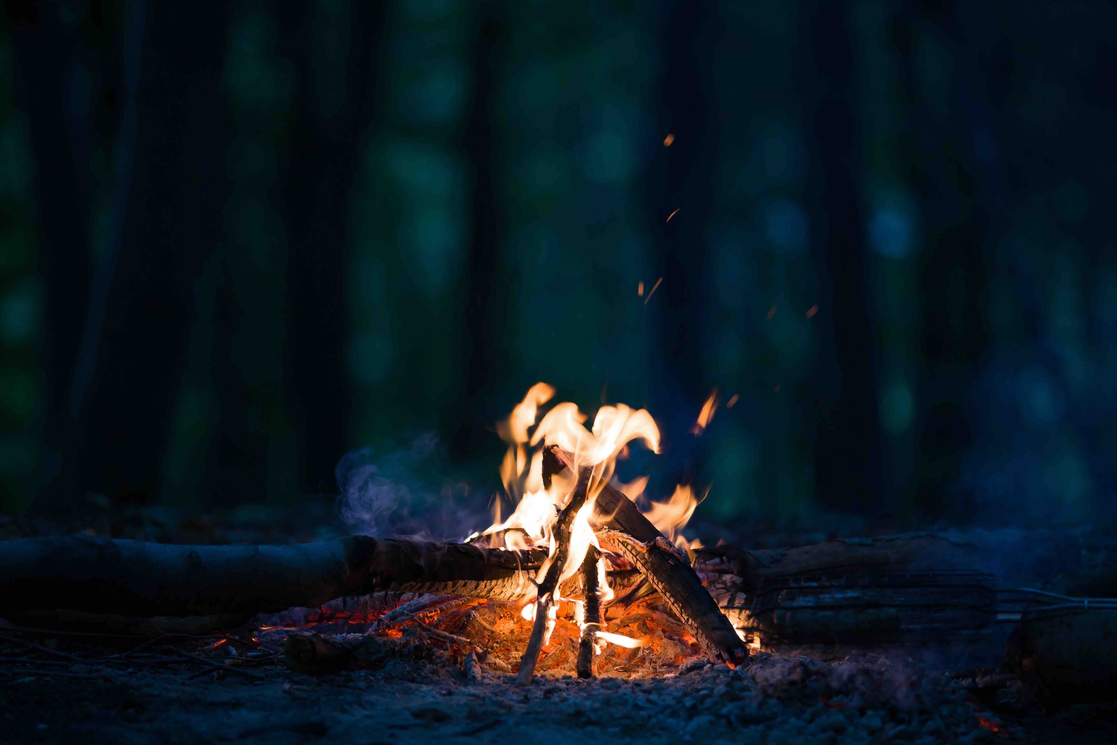 Fuego en medio de la Montaña en una Acampada