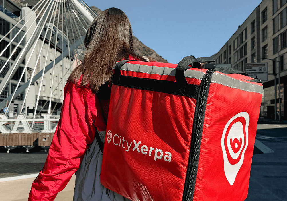 xerpa amb la motxilla de xerpa repartint comandes de l'app de cityxerpa.
