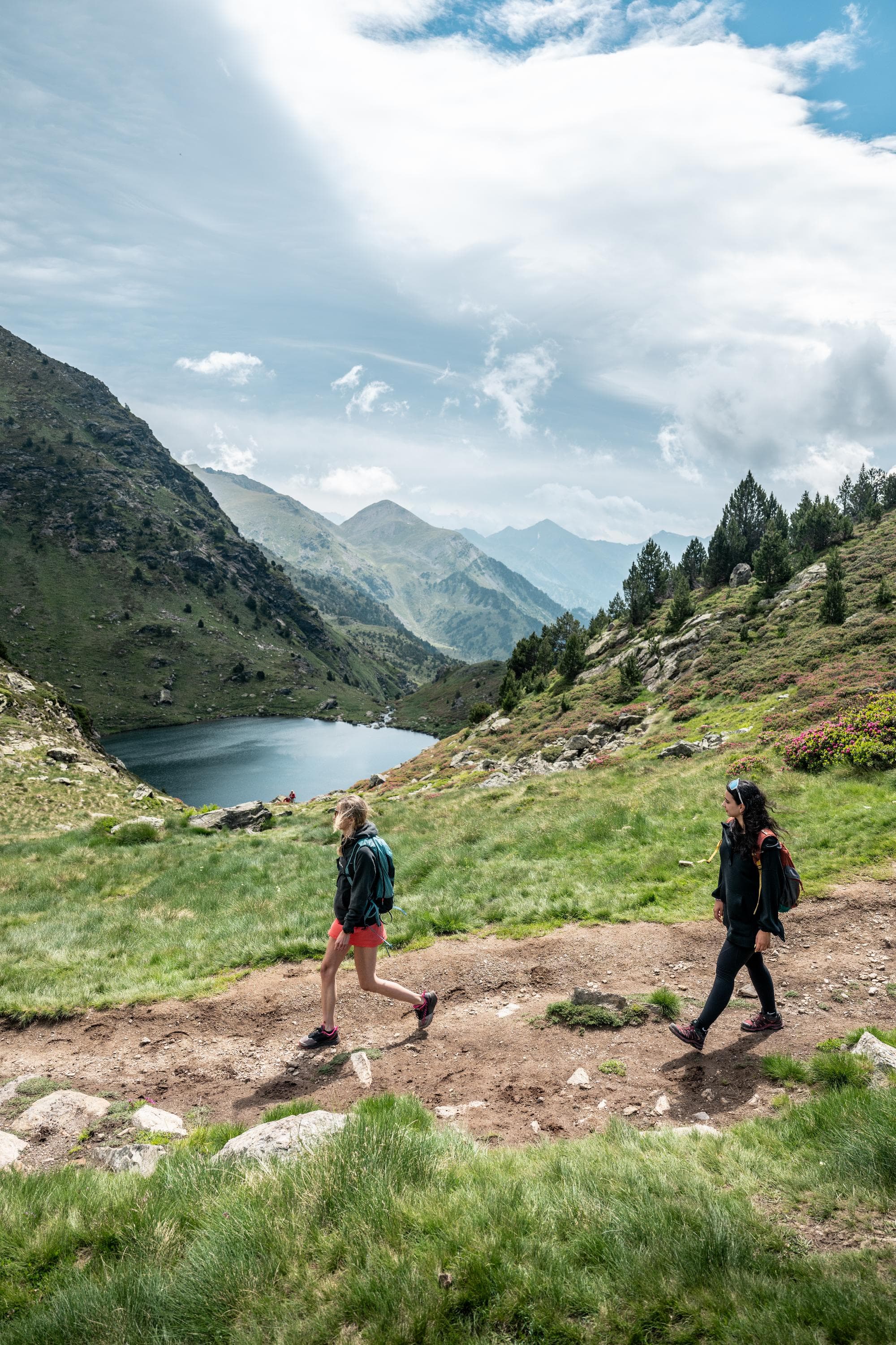 dos chicas caminando por los lagos de Tristaina en Ordino