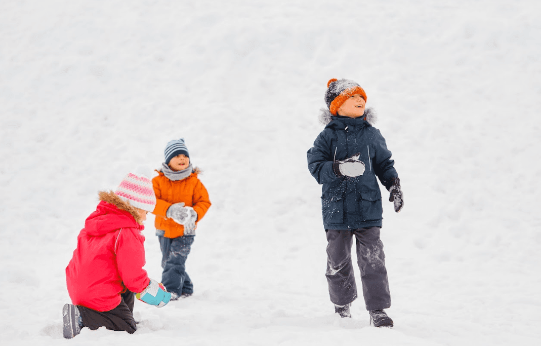 Niños jugando en la nieve en Andorra