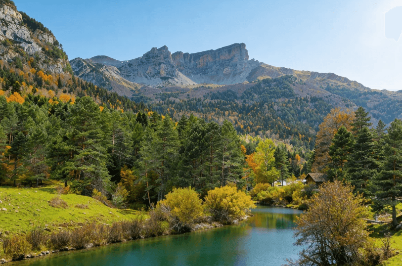 Parc natural de Sorteny, a Ordino (Andorra), amb arbres de tots els colors a la primavera, un riu tranquil en un dia assolellat i vistes a les muntanyes.