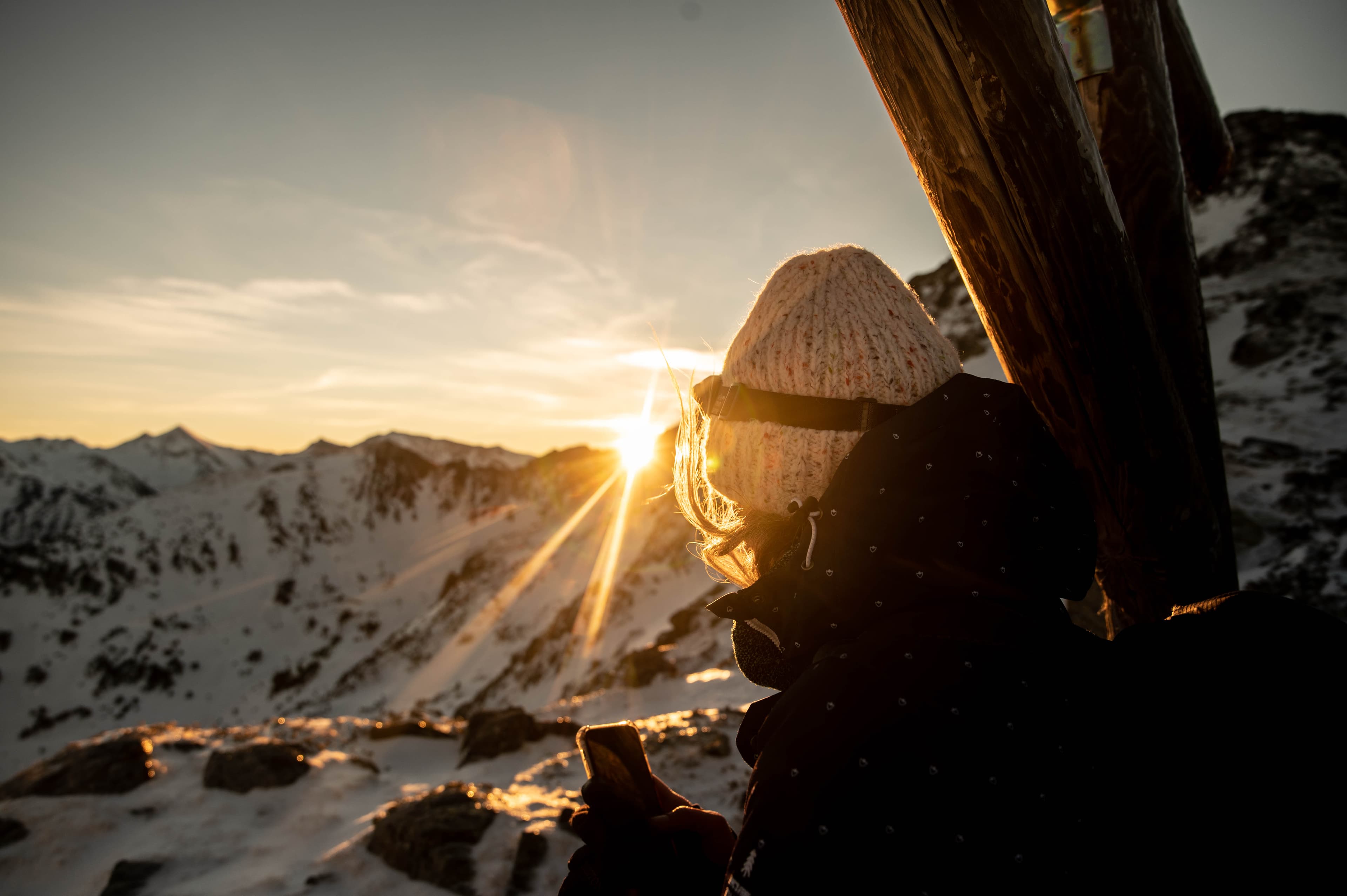 chica en la nieve con sunset