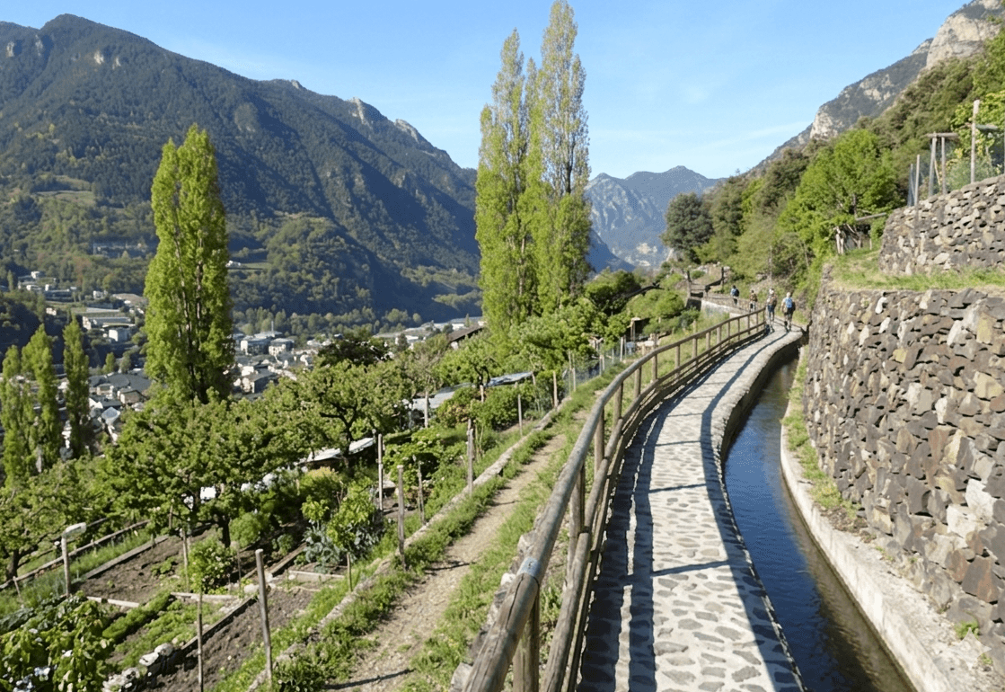 Rec del Solà Andorra la Vella con un paisaje verde y montañoso donde se puede ver a la gente caminando