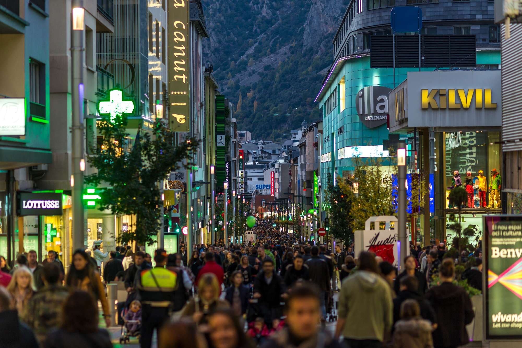 Avinguda Carlemany a Andorra plena de gent
