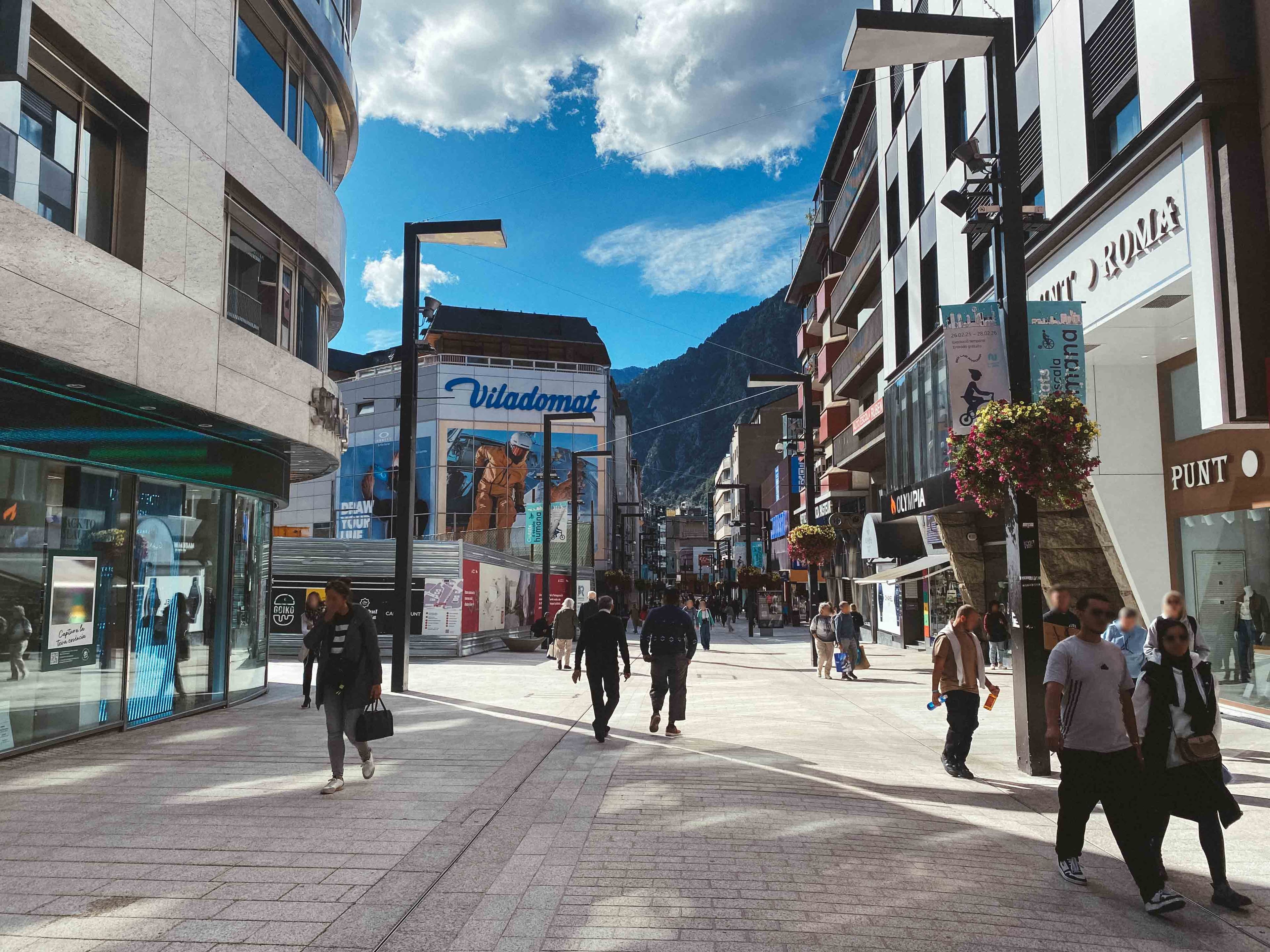 Avendia Meritxell de Andorra con personas paseando