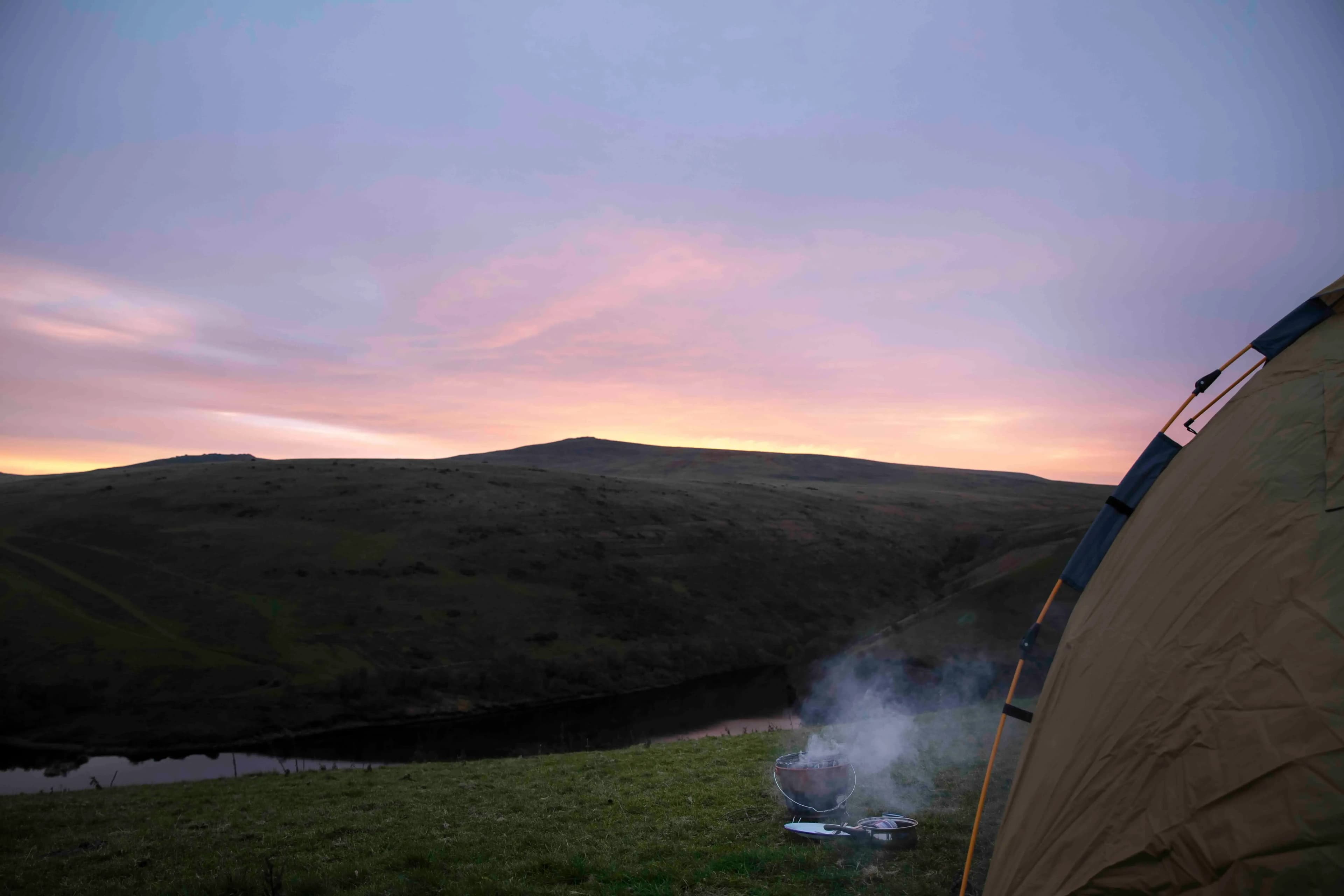 acampada en tienda en la montaña al atardecer