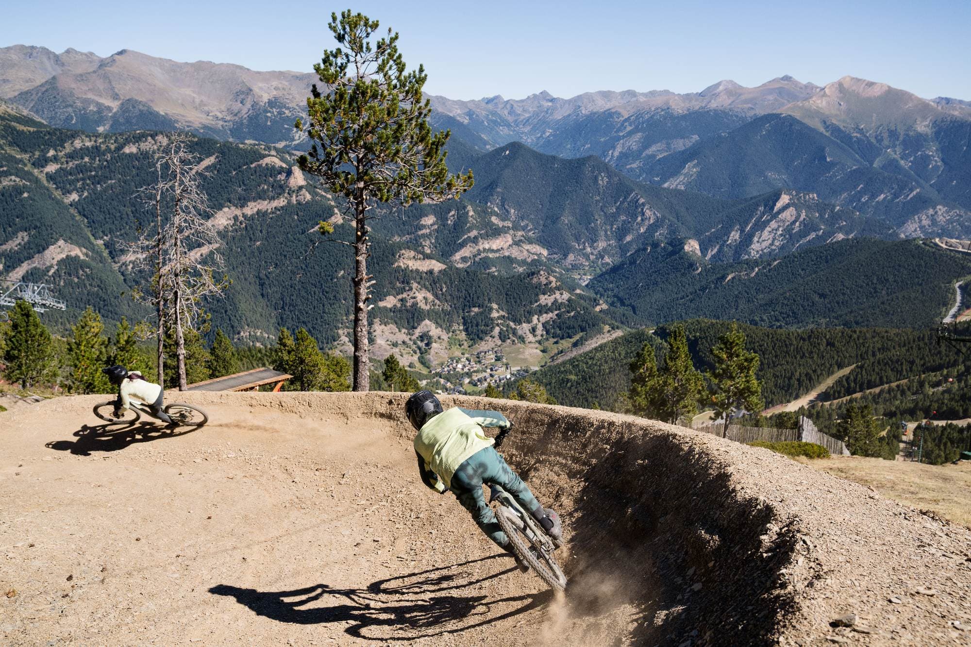 persona en bici en el bike park de pal arinsal