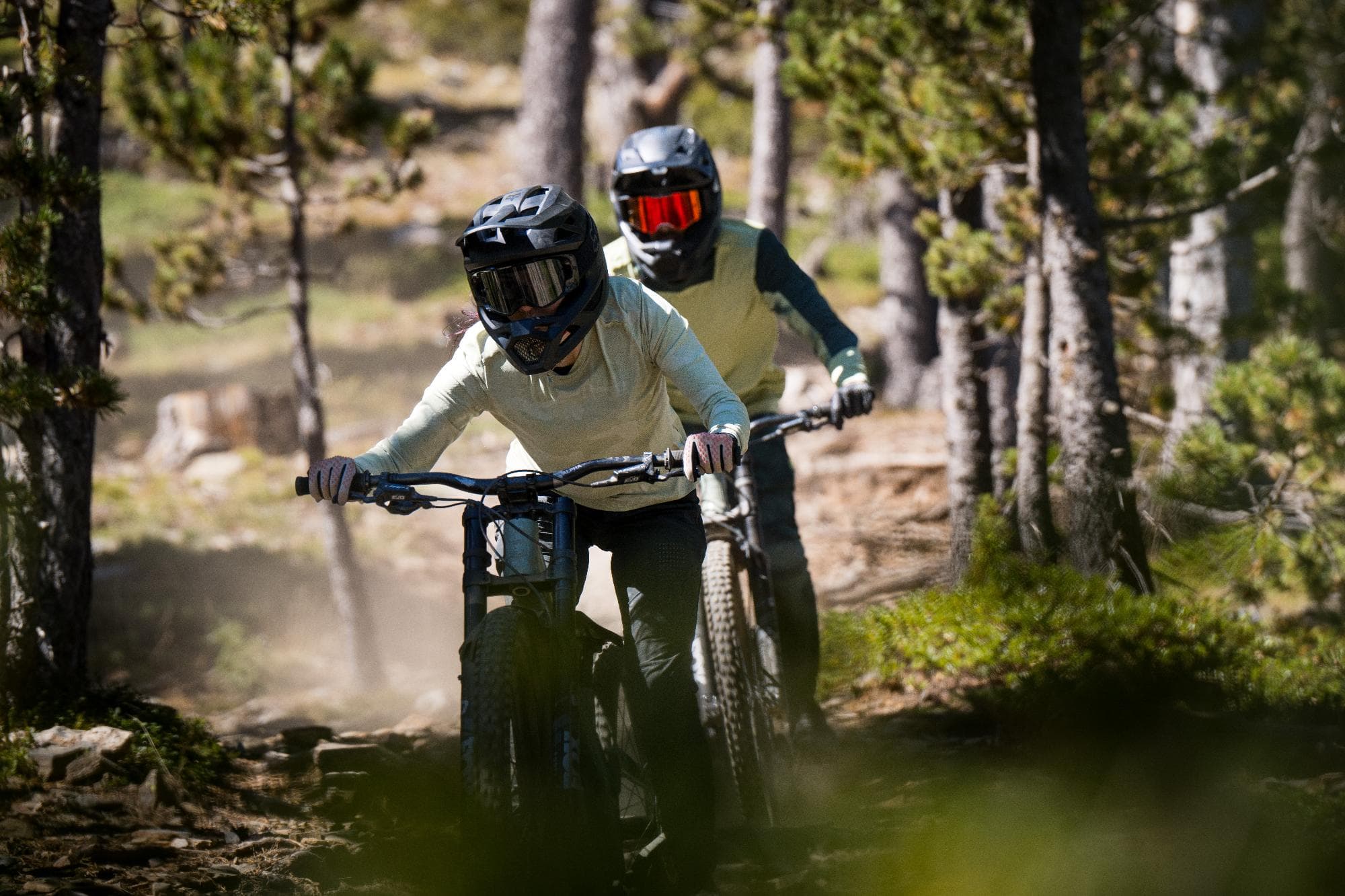 dos personas en bici en el bike park de Pal Arinsal