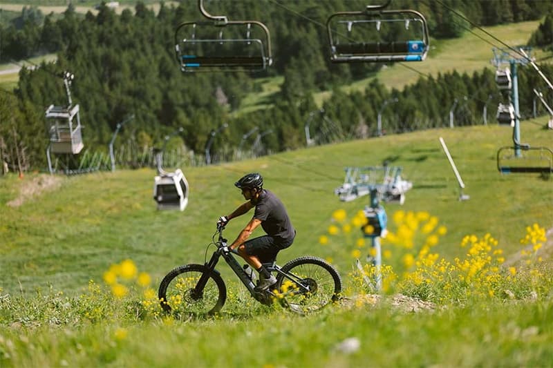 persona en bici en el bike park de grandvalira en verano