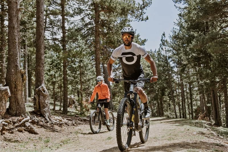 dos ciclistas en el bike park de naturland en Andorra