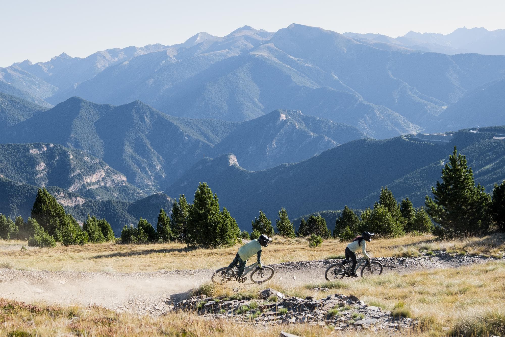 personas en bici en el bike park de pal-arinsal