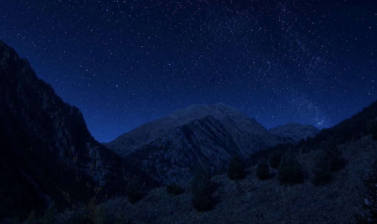 Montaña del coma pedrosa con el cielo estrellado