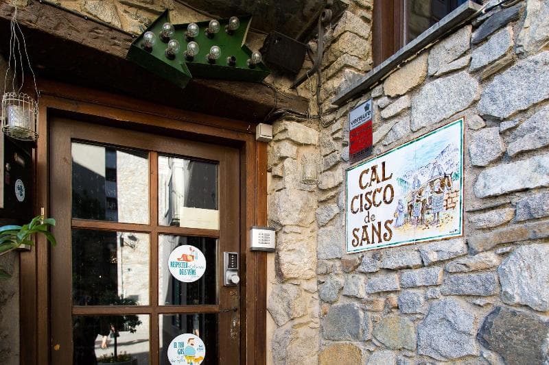 entrada del hostal Cisco de Sans en Andorra la Vella