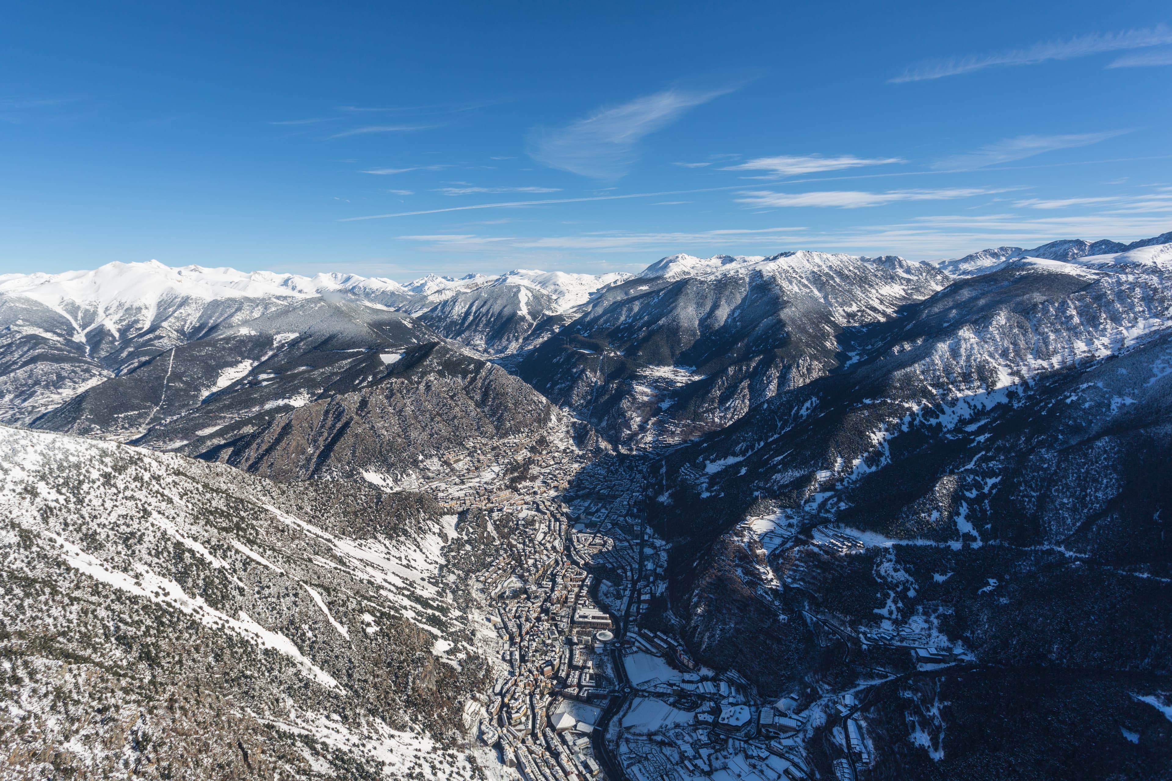 vista aeria de andorra con nieve