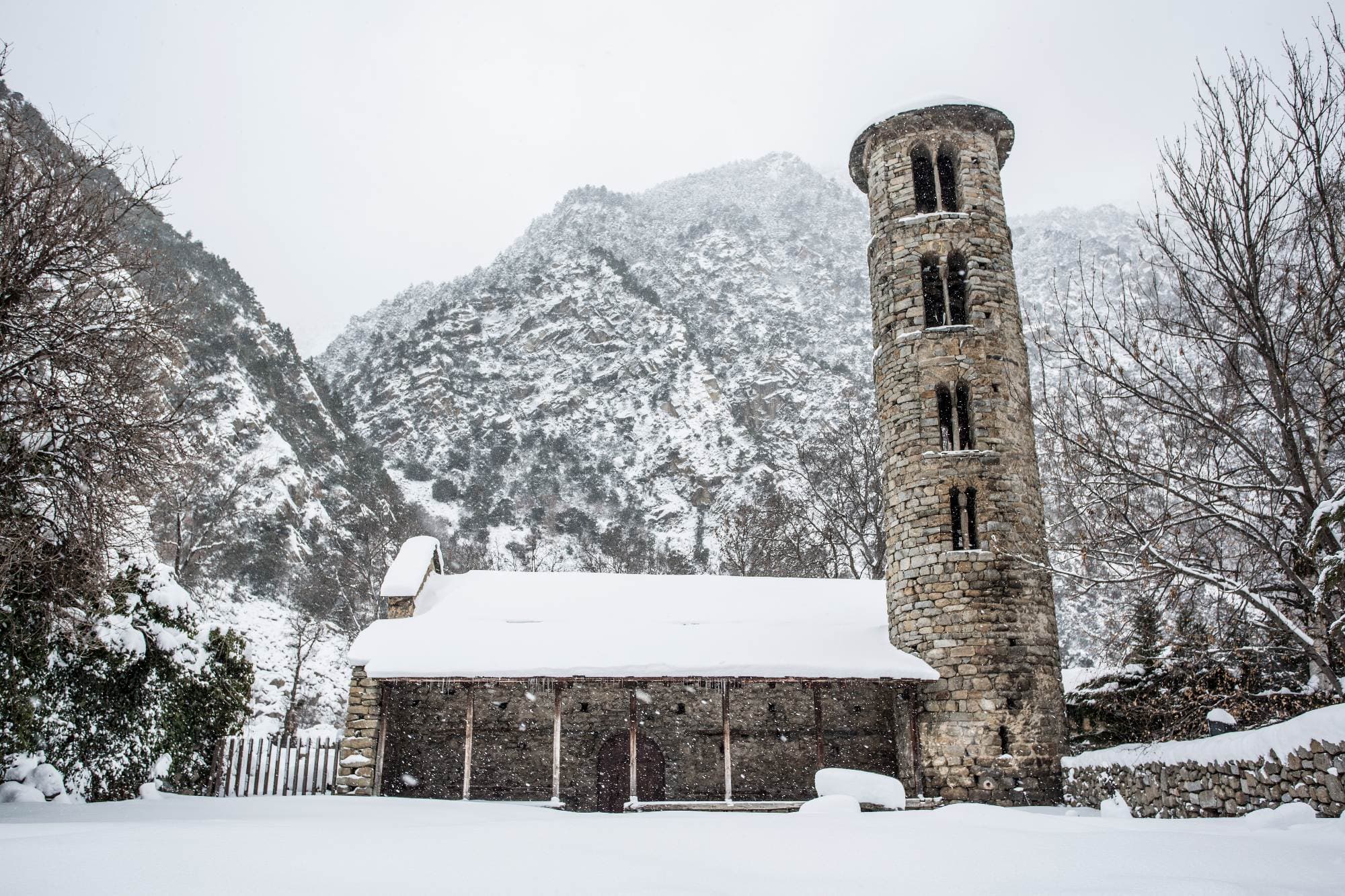 Esglesia de Santa Coloma a Andorra nevada