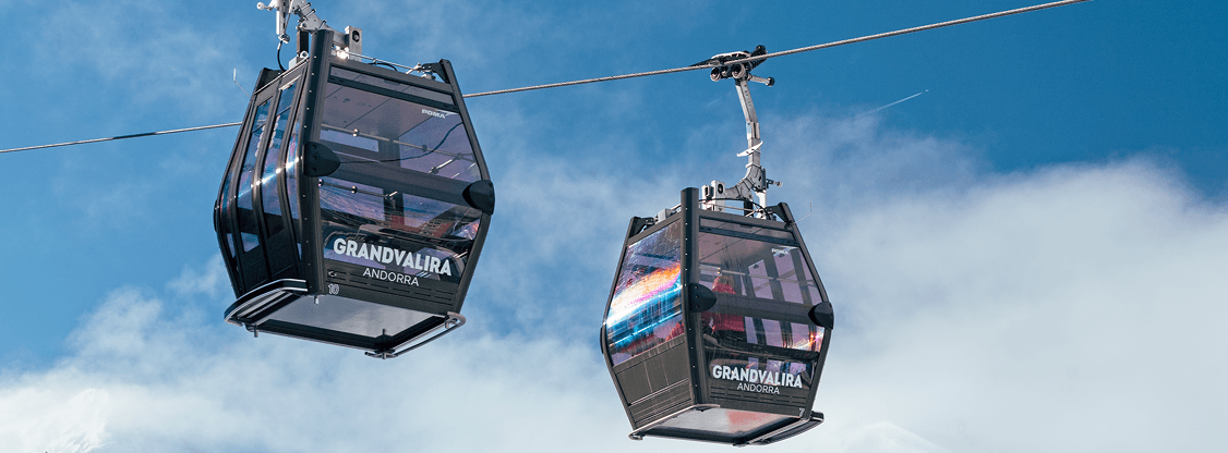 Dos telecabinas de grandvalira uno al lado de otro con el cielo de fondo