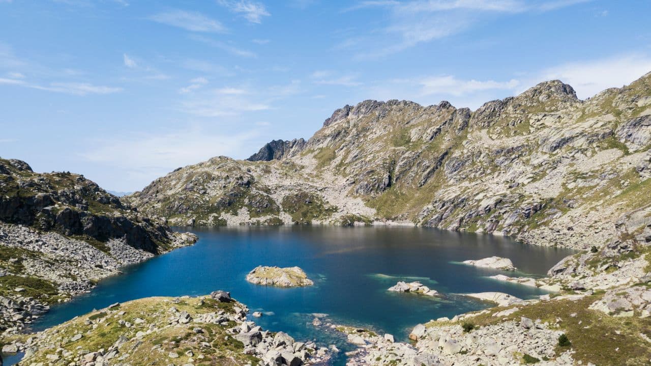Estany de Jucla Andorra en un dia de sol de primavera