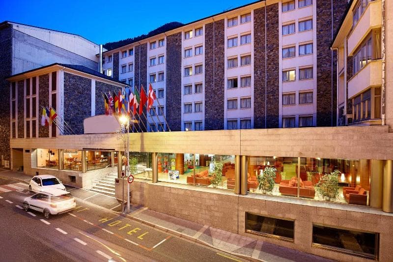 Hotel delfos Andorra fachada con vistas al lobby del hotel al anochecer.