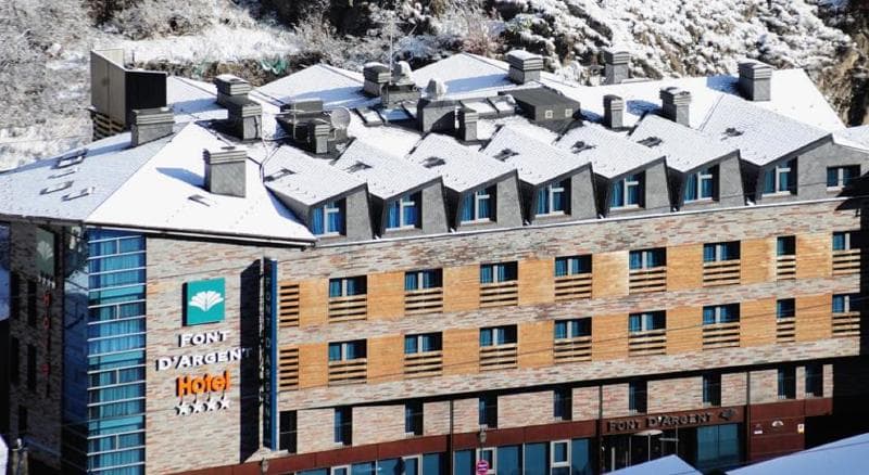 Fachada del hotel font d'Argent de Canillo con el fondo nevado