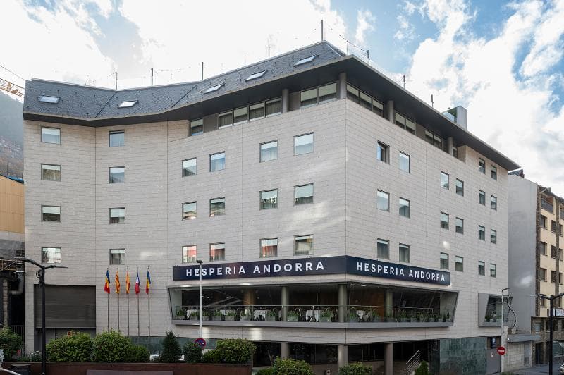 Fachada del hotel esperia Andorra desde fuera en un dia nublado