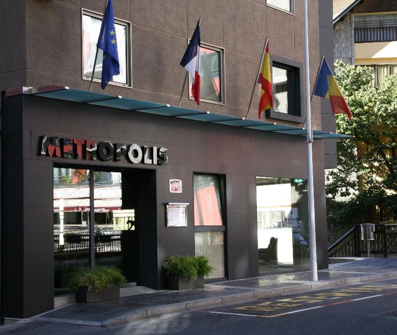 Fachada del hotel metropolis en el centro de Escaldes Engordany