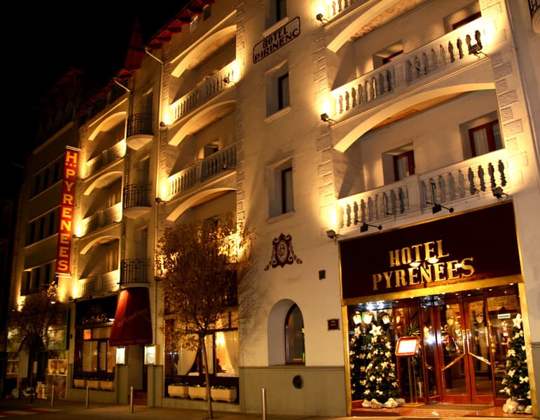 Façana de l'Hotel Pyrenees Andorra façana amb llums càlides