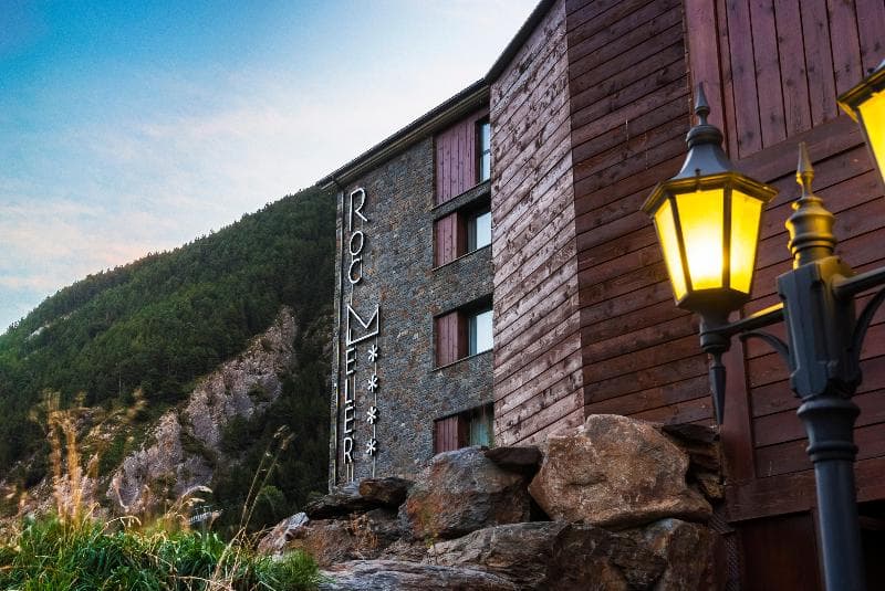 hotel Roc Meler Andorra Fachada exterior. Campo y fachada de piedra rústica.