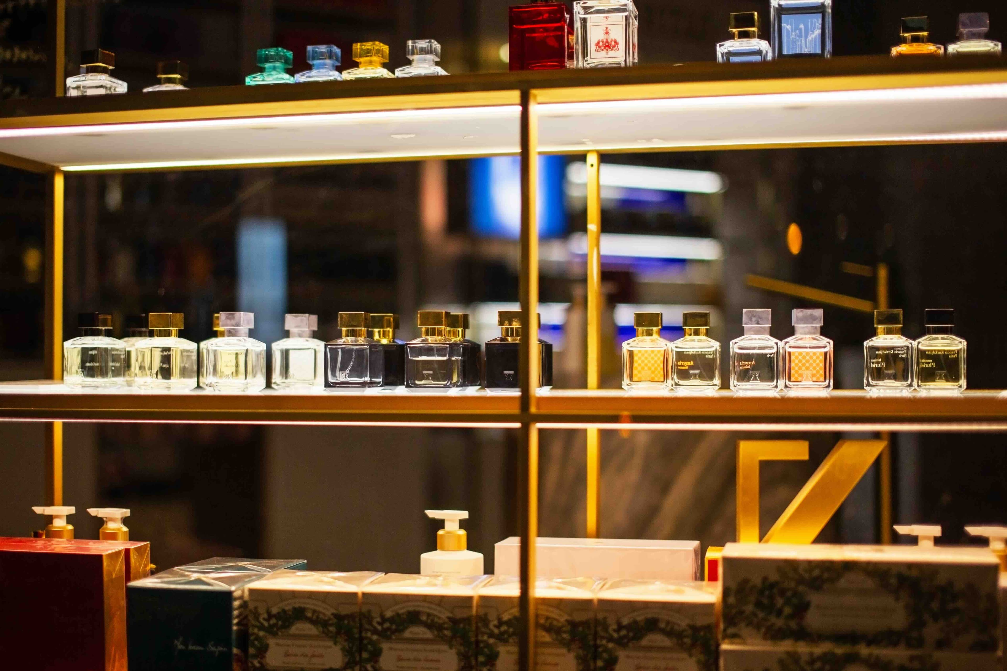 Botes de perfume en una perfumeria de Andorra 