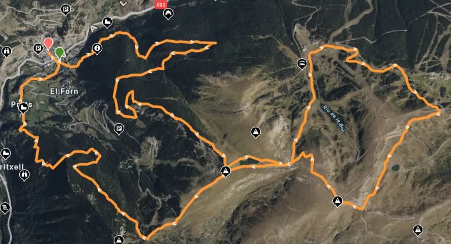 Un mapa satèl·lit mostra un sender taronja sinuós a través de terreny muntanyós, amb etiquetes com "El Forn" i "Riu de la Bor" visibles. El sender travessa zones boscoses i obertes, marcat amb diverses icones.