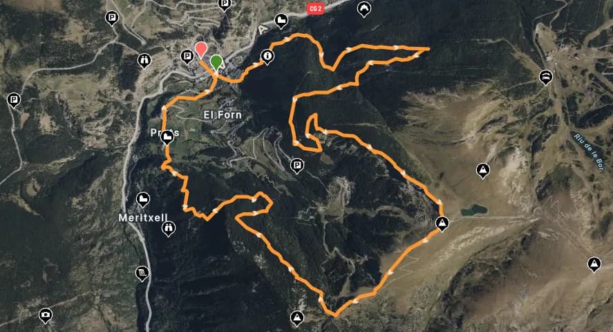 Un mapa satèl·lit mostra un sender de 15 km, marcat en taronja amb fletxes, que serpenteja per un terreny muntanyós i boscós. S'etiqueten ubicacions clau com 'El Forn', 'Prats' i 'Meritxell', juntament amb icones d'aparcament i informació.