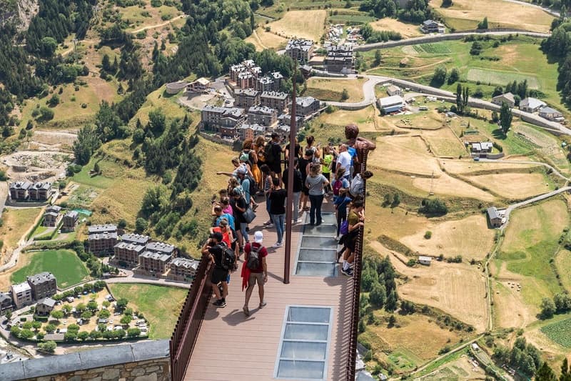 grupo de personas en el Mirador del Roc del Quer en Canillo