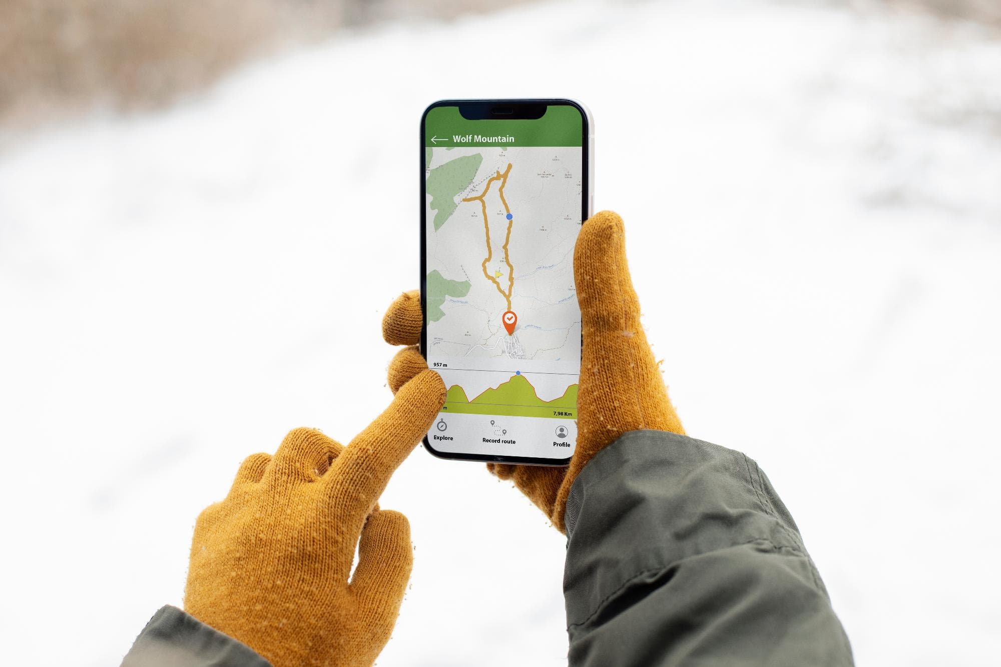 Persona usando mapas en su movil con connexión en la nieve