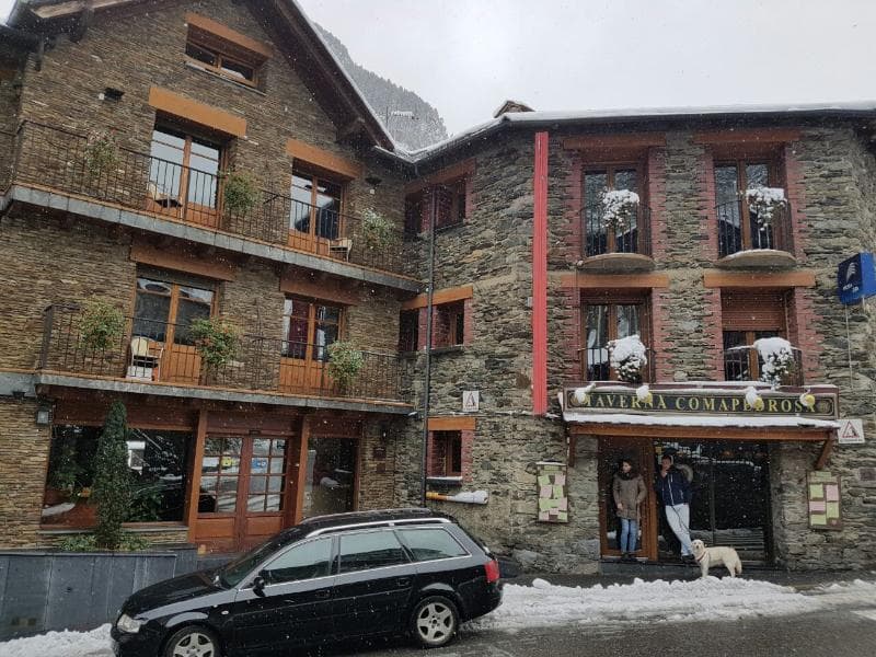 Hostal Comapedrosa Fachada de la entrada durante un dia nevado