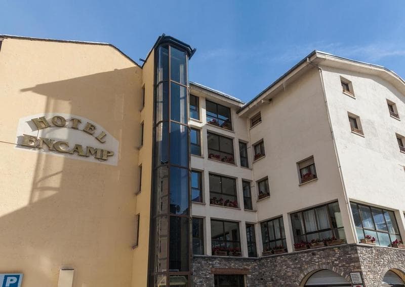 Imagen de la fachada del hotel encamp de encamp en un dia soleado