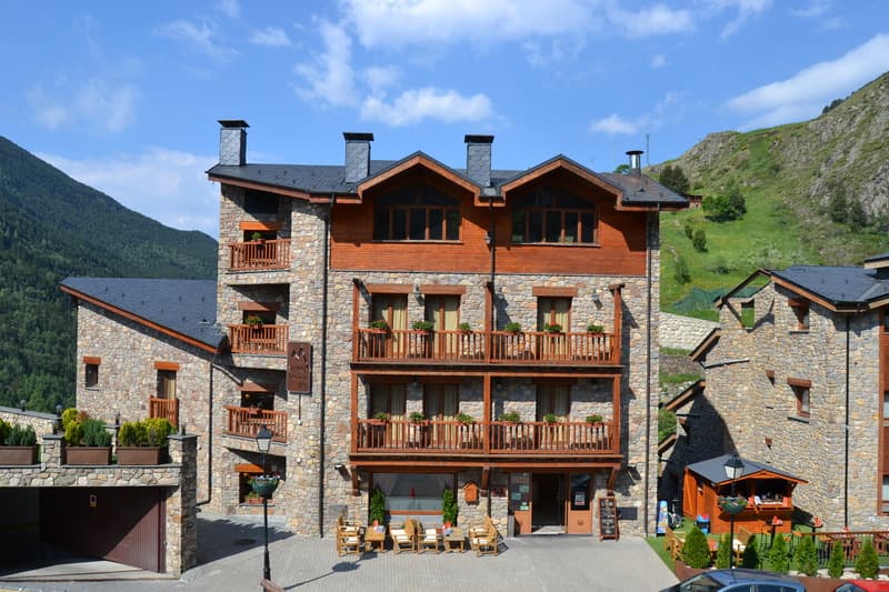 Fachada del hotel segle XX en Ransol